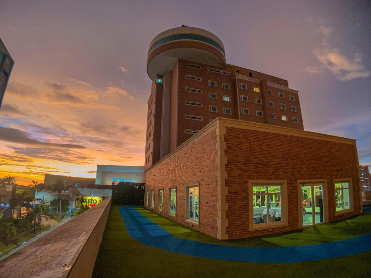 Hotel Dann Carlton Barranquilla Y Centro De Convenciones Kültér fotó The hospital at sunset
