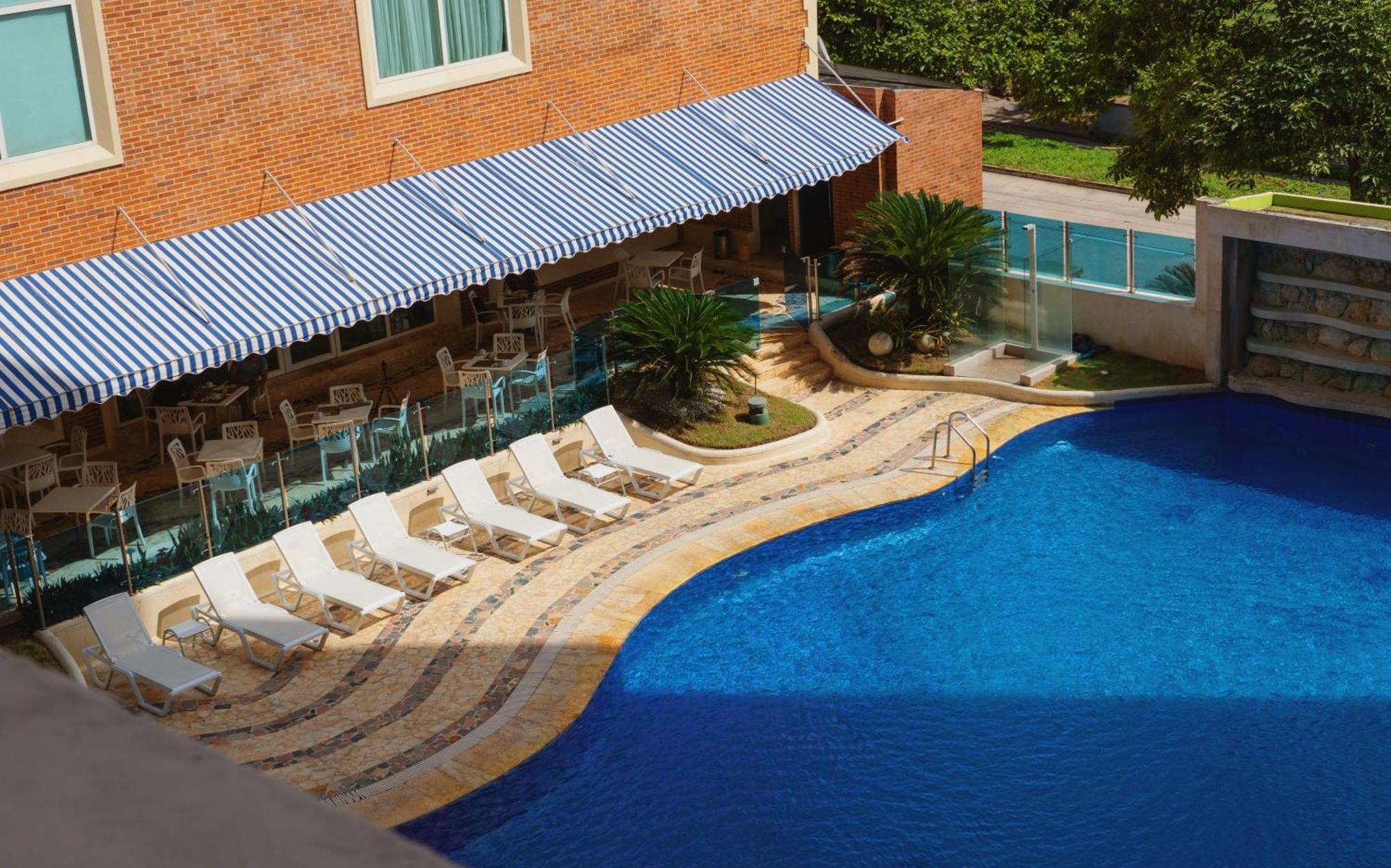Hotel Dann Carlton Barranquilla Y Centro De Convenciones Kültér fotó Swimming pool at the hotel
