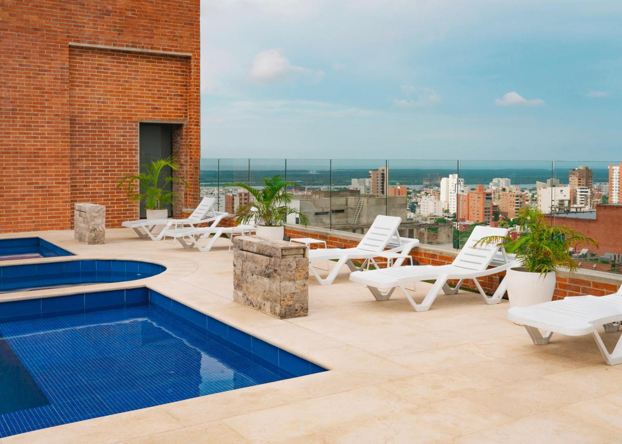 Hotel Dann Carlton Barranquilla Y Centro De Convenciones Kültér fotó Rooftop pool at Hotel Habita, Mérida, Yucatán, Mexico